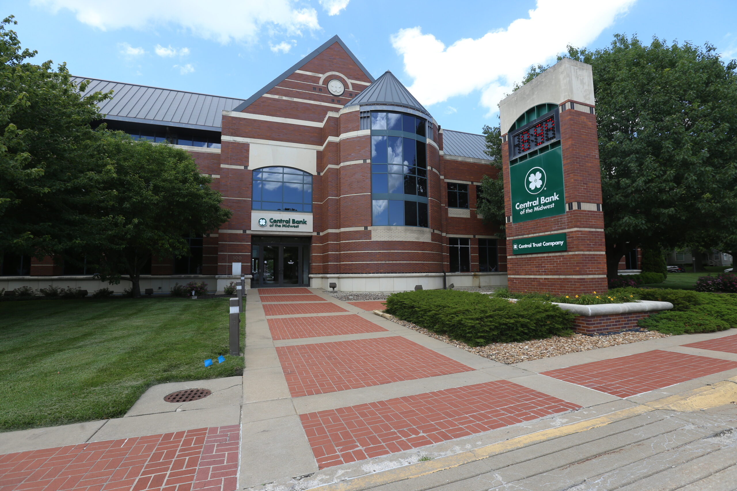 Town Talk Central Bank of the Midwest signs nearly 4M deal to